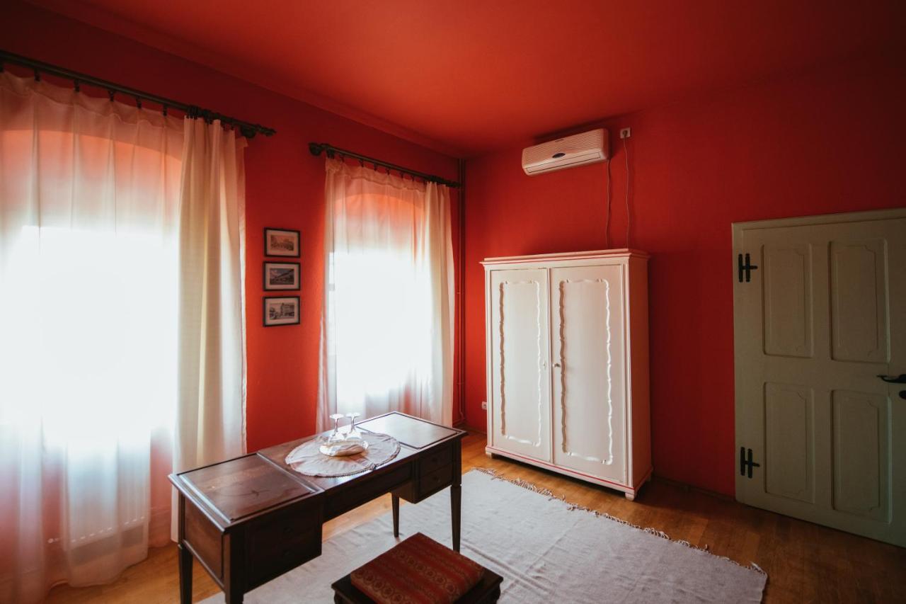 Voeroes Guest House เตอร์กู เซกูเยสก์ ภายนอก รูปภาพ