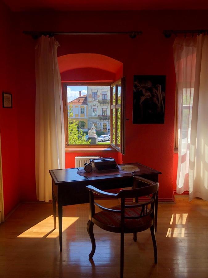 Voeroes Guest House เตอร์กู เซกูเยสก์ ภายนอก รูปภาพ