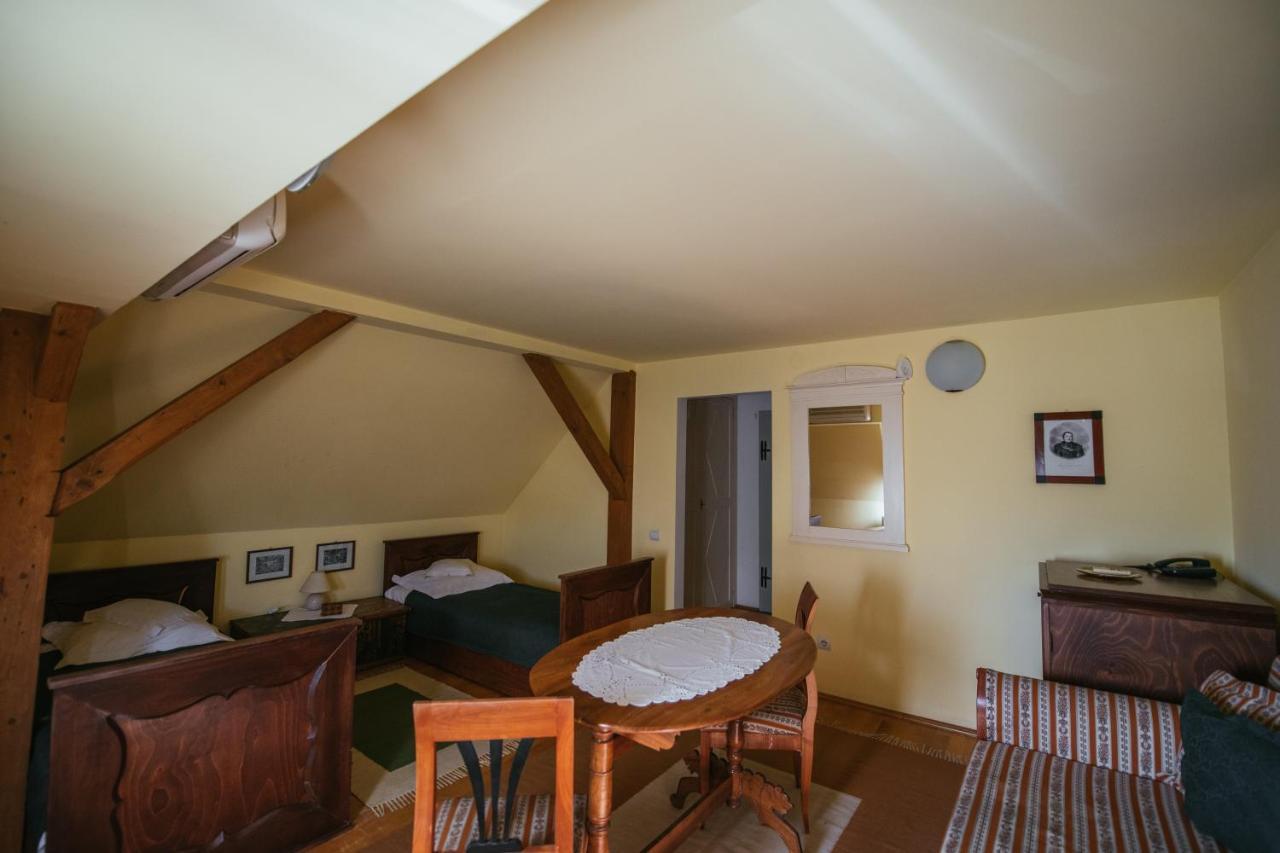 Voeroes Guest House เตอร์กู เซกูเยสก์ ภายนอก รูปภาพ