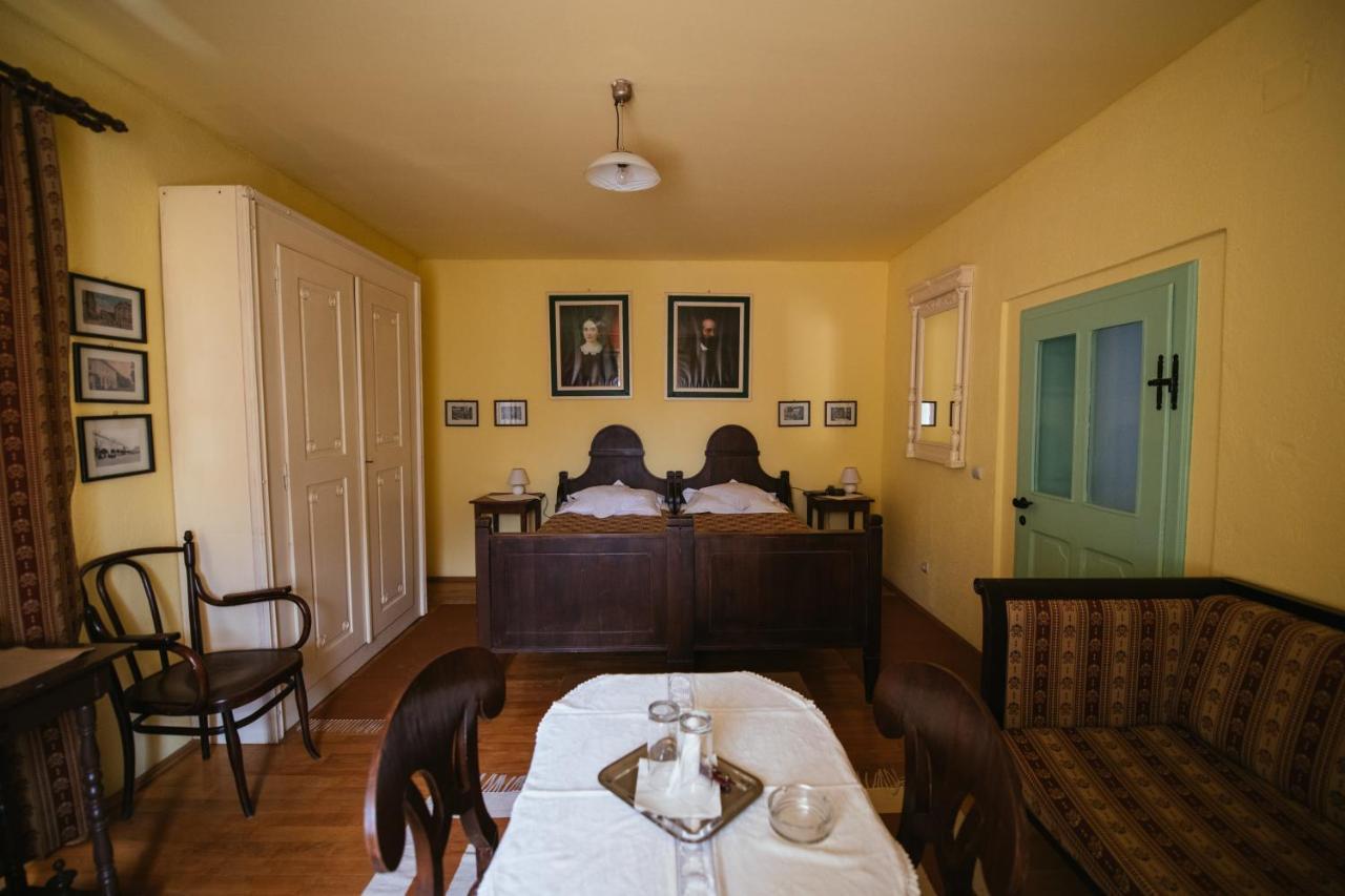Voeroes Guest House เตอร์กู เซกูเยสก์ ภายนอก รูปภาพ