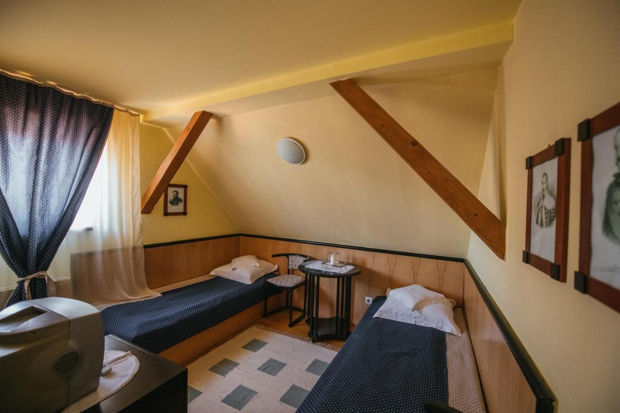 Voeroes Guest House เตอร์กู เซกูเยสก์ ภายนอก รูปภาพ