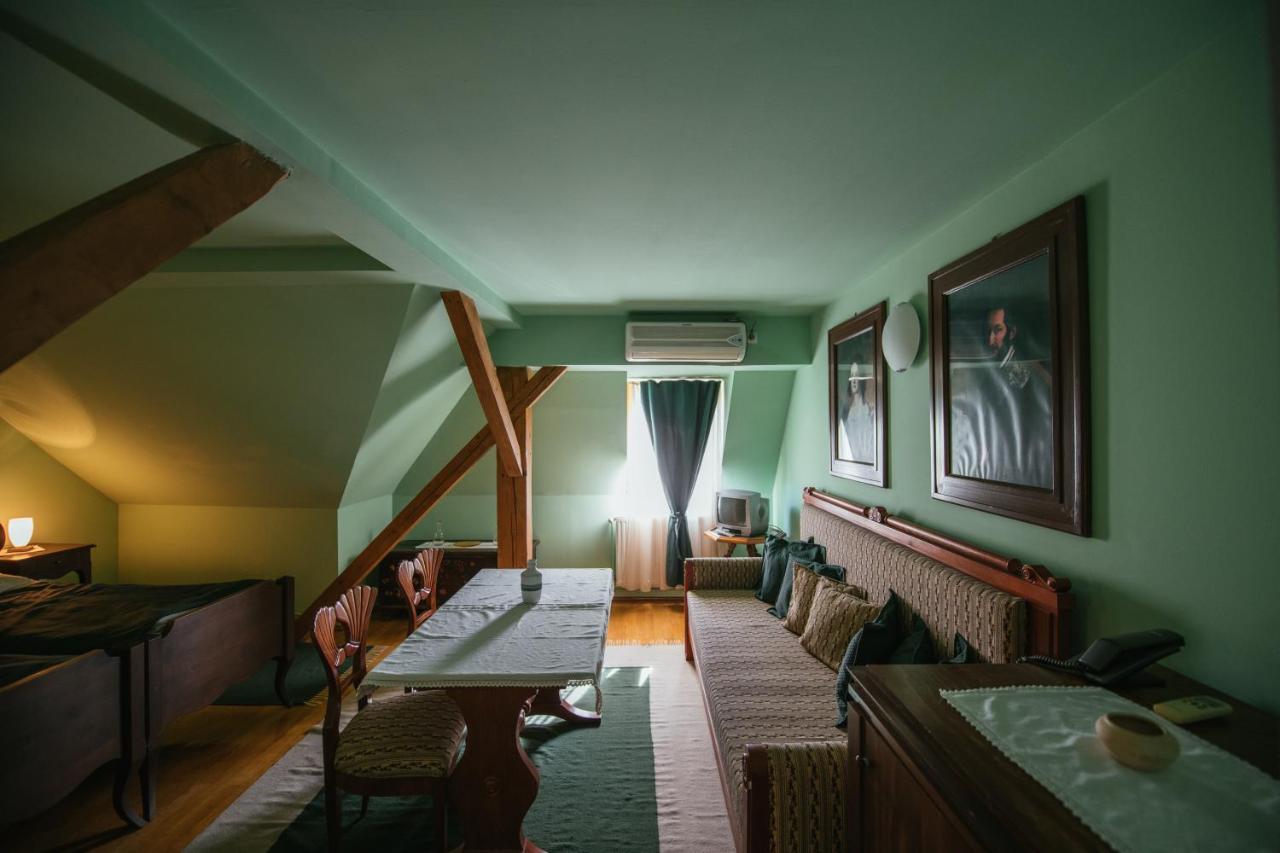 Voeroes Guest House เตอร์กู เซกูเยสก์ ภายนอก รูปภาพ