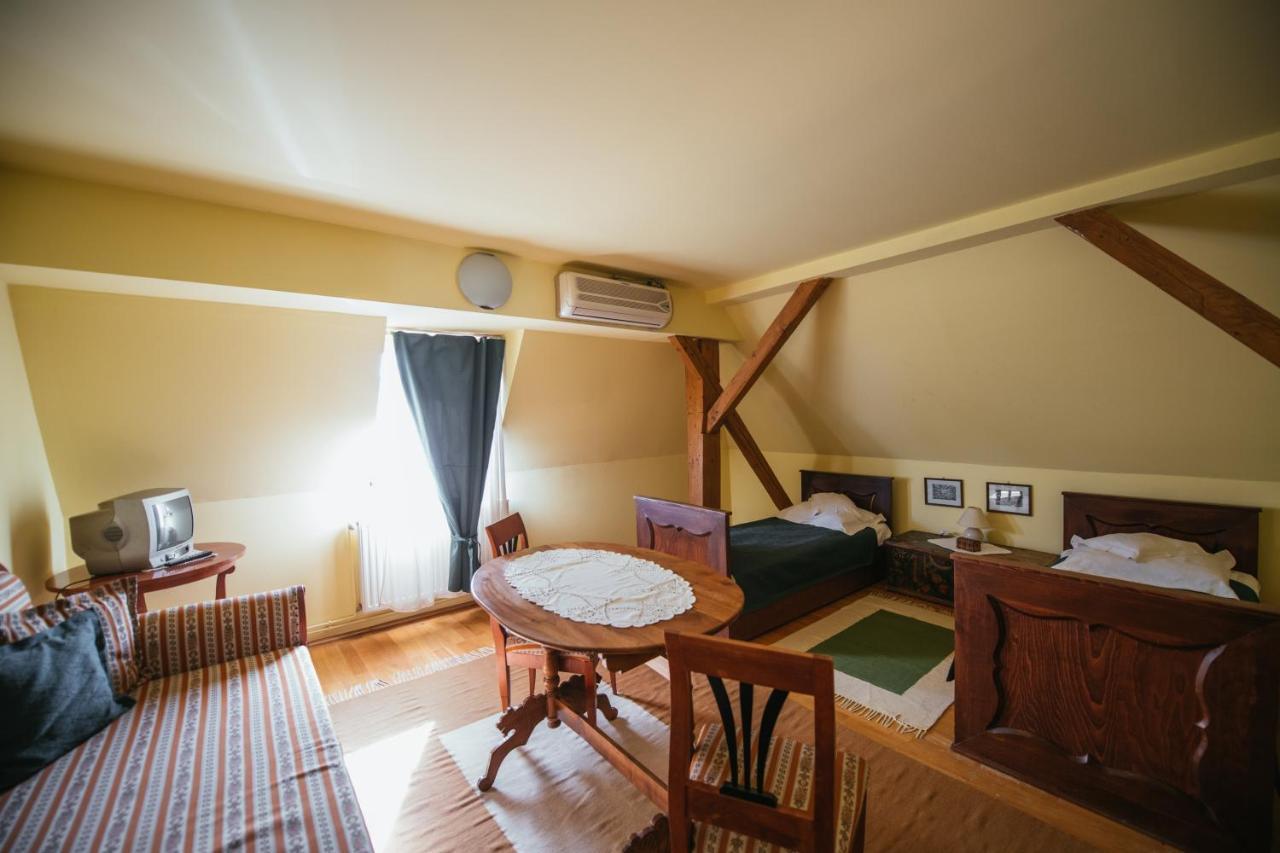 Voeroes Guest House เตอร์กู เซกูเยสก์ ภายนอก รูปภาพ