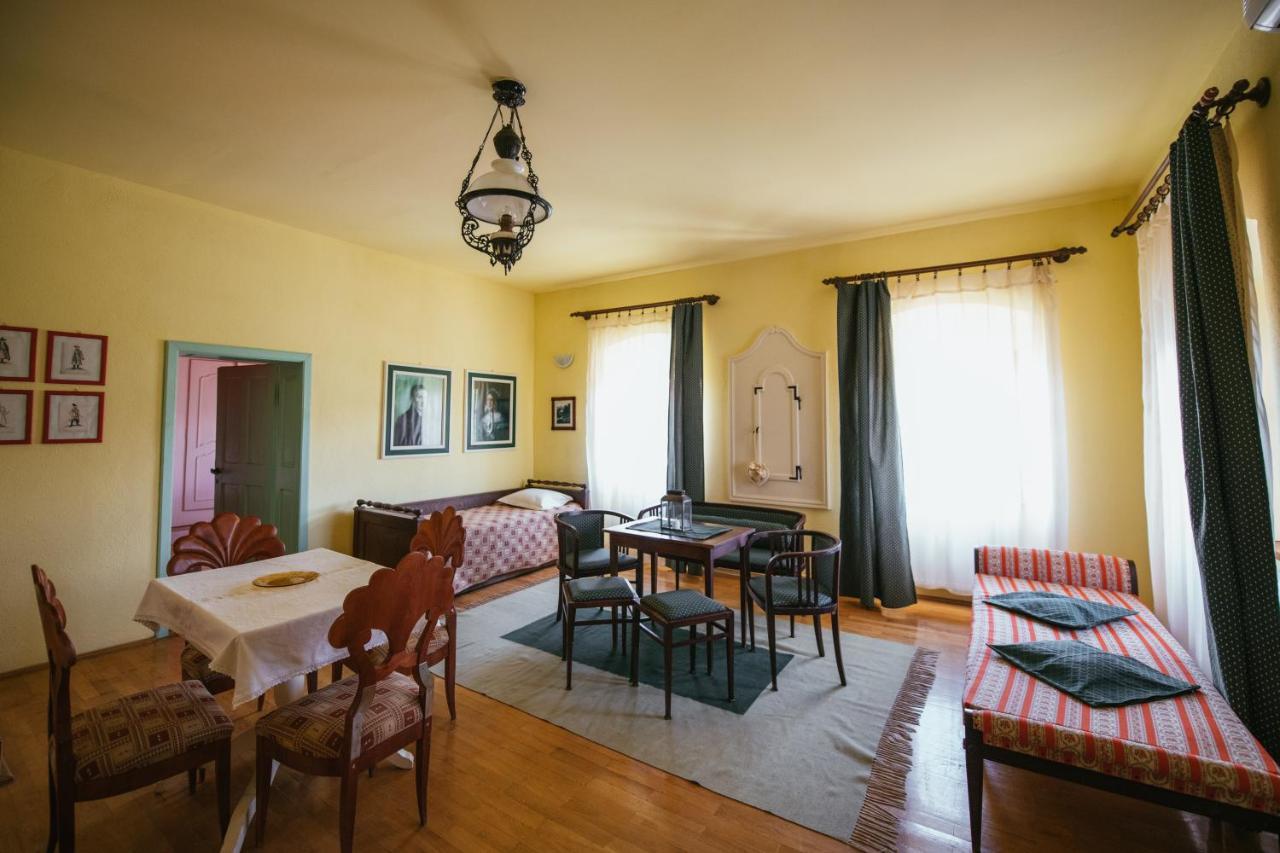 Voeroes Guest House เตอร์กู เซกูเยสก์ ภายนอก รูปภาพ
