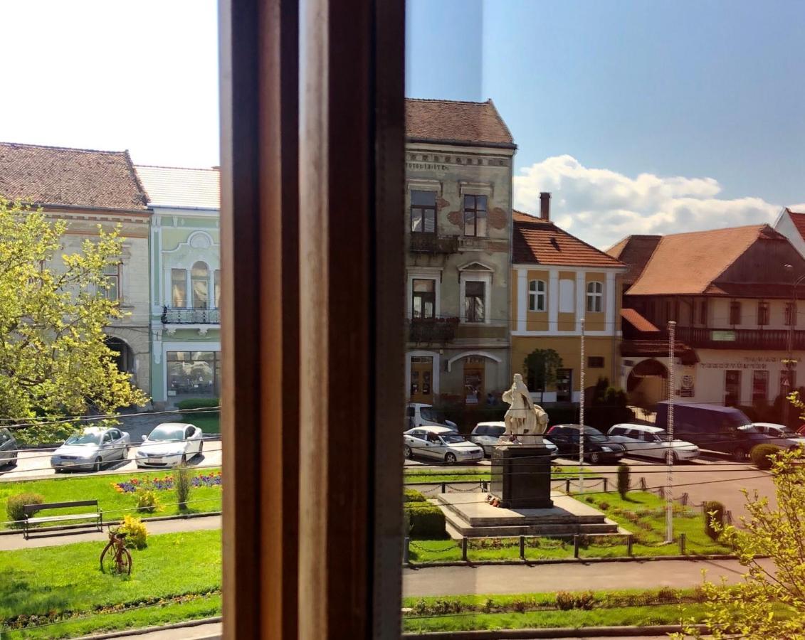 Voeroes Guest House เตอร์กู เซกูเยสก์ ภายนอก รูปภาพ