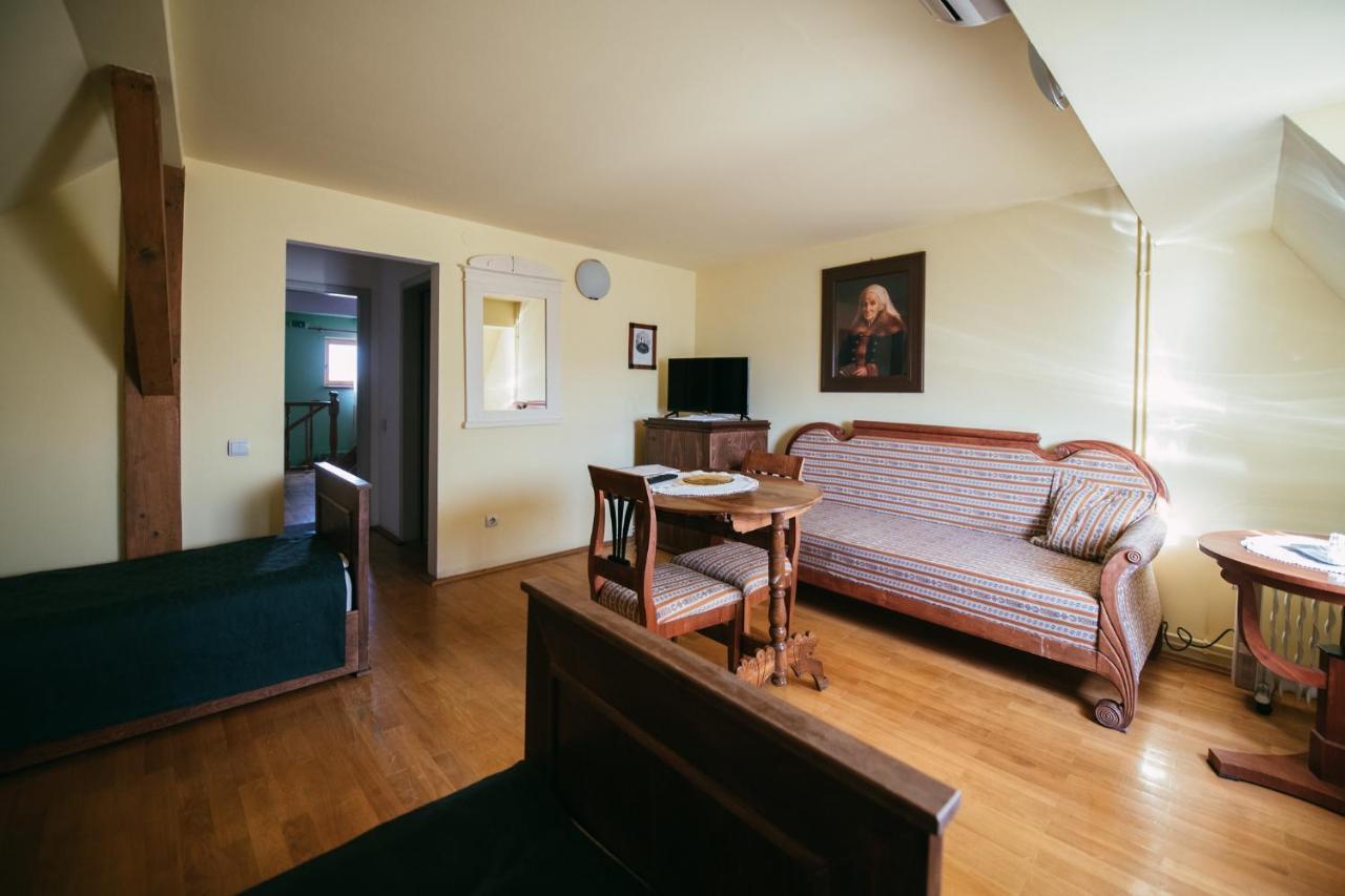 Voeroes Guest House เตอร์กู เซกูเยสก์ ภายนอก รูปภาพ