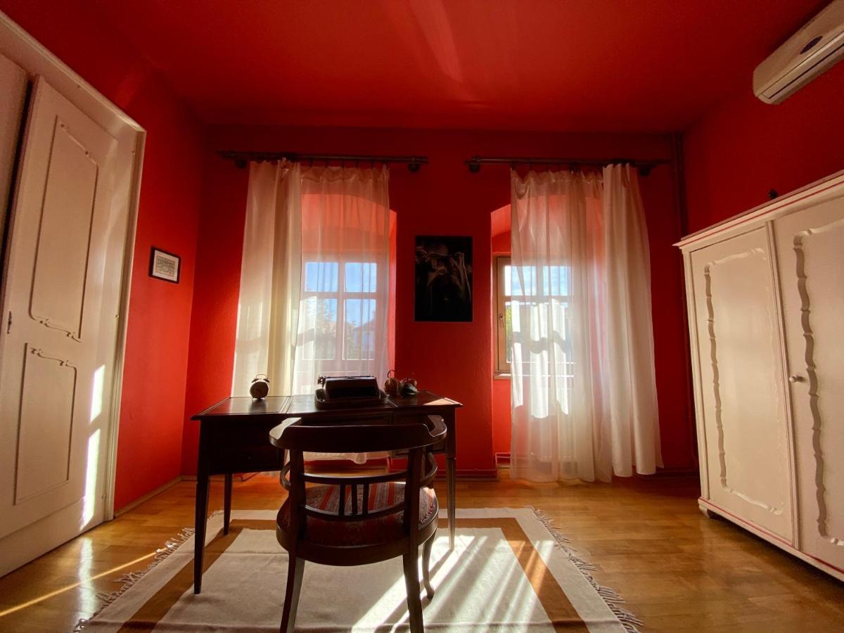 Voeroes Guest House เตอร์กู เซกูเยสก์ ภายนอก รูปภาพ