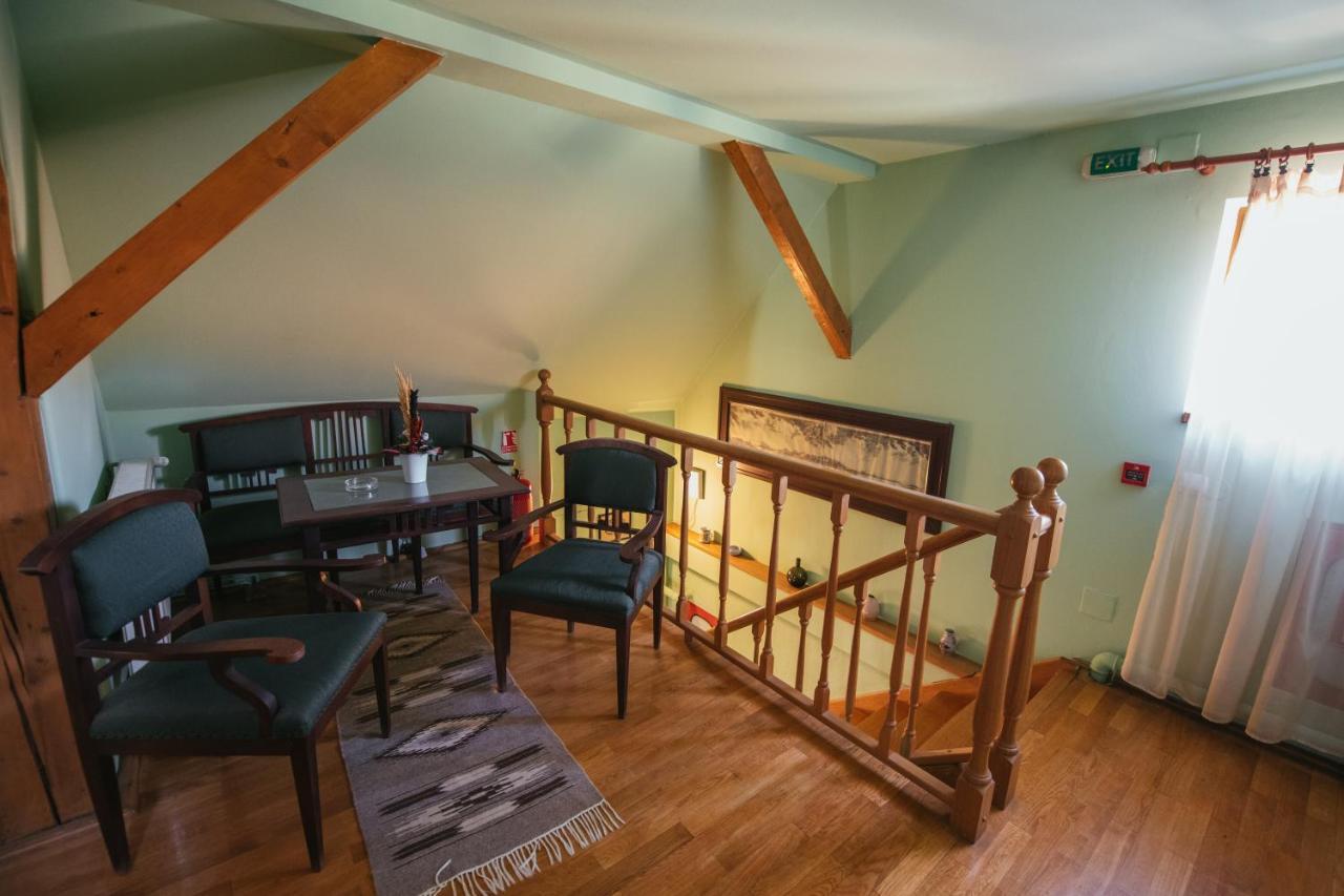 Voeroes Guest House เตอร์กู เซกูเยสก์ ภายนอก รูปภาพ