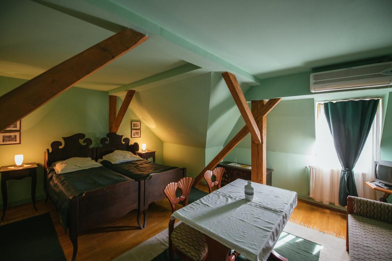 Voeroes Guest House เตอร์กู เซกูเยสก์ ภายนอก รูปภาพ